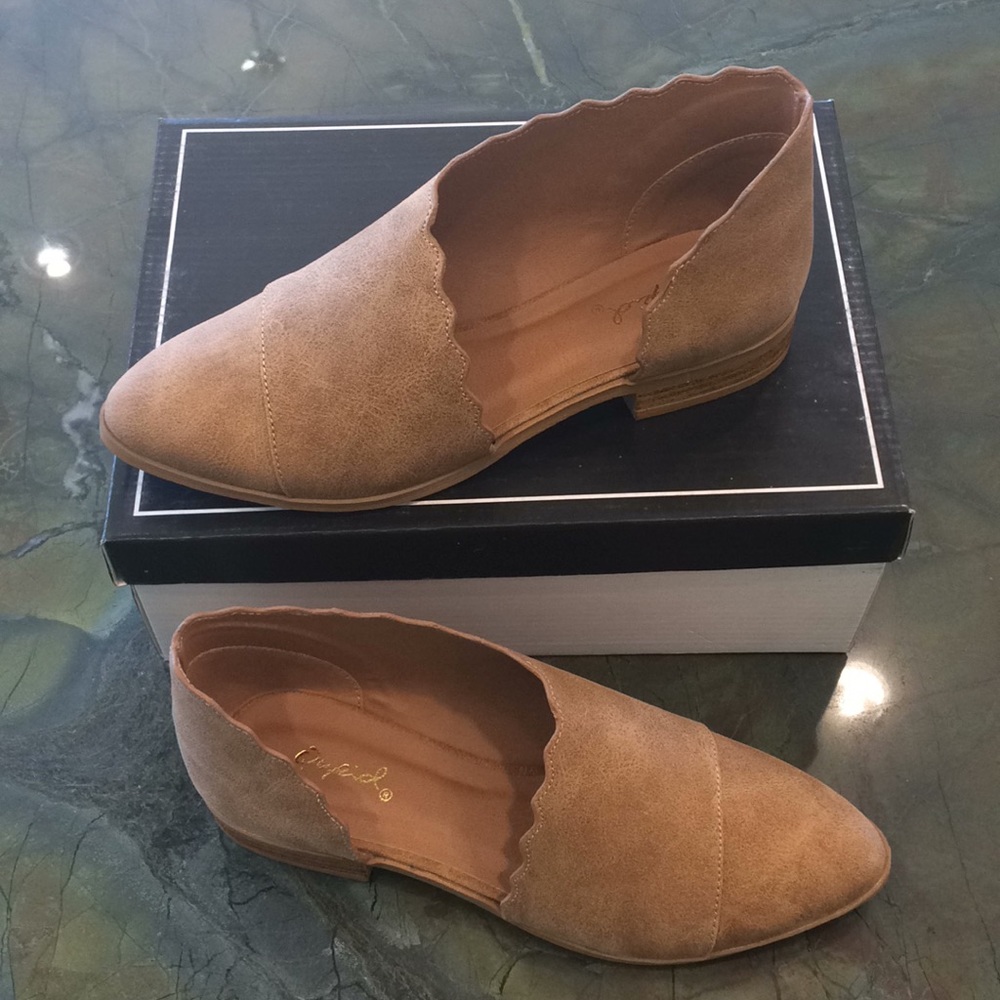 NIB Scalloped Tuxedo Flats in Camel